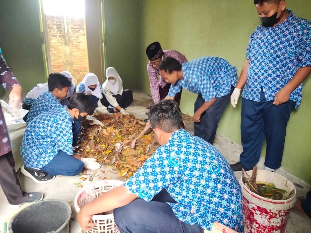 SISWA GIAT MEMBUAT KOMPOS
