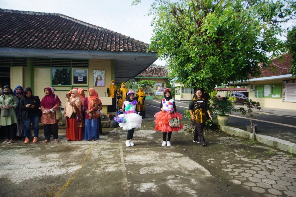 GELAR KARYA SISWA "KERAJINAN KREATIF DARI LIMBAH SAMPAH"