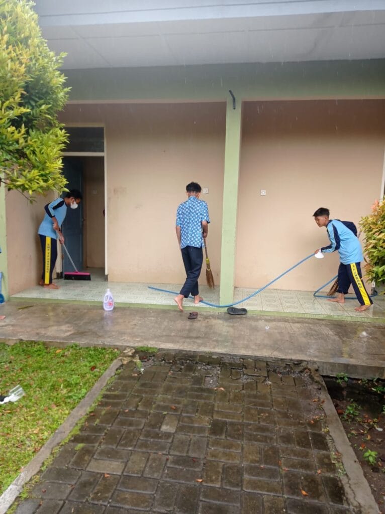 SMP 2 PUNDONG GALAKKAN GERAKAN KEBERSIHAN